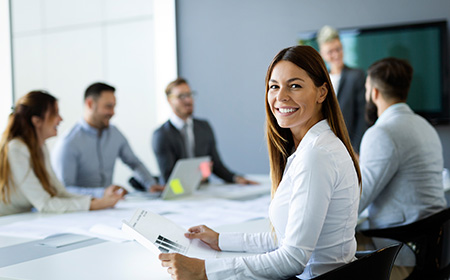 Personen sitzen an einem Meeting-Tisch